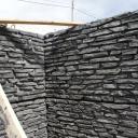 Stonelement-Stonewall lohkoreunaisella liuskekivellä pinnoitettu teräsbetonielementti muodostaa ennennäkemättömän  näyttävän kolmiulotteisen rakenteen innovatiivisen valmistusmenetelmän ansiosta.
